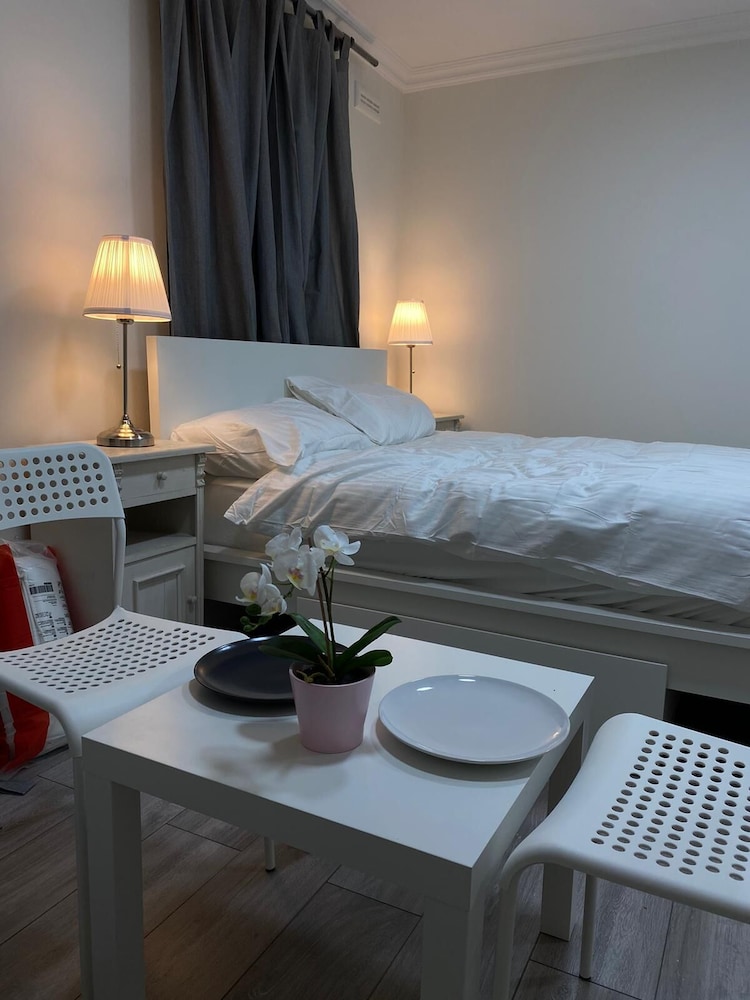 Impeccable Studio Apartment in West London photo 4
