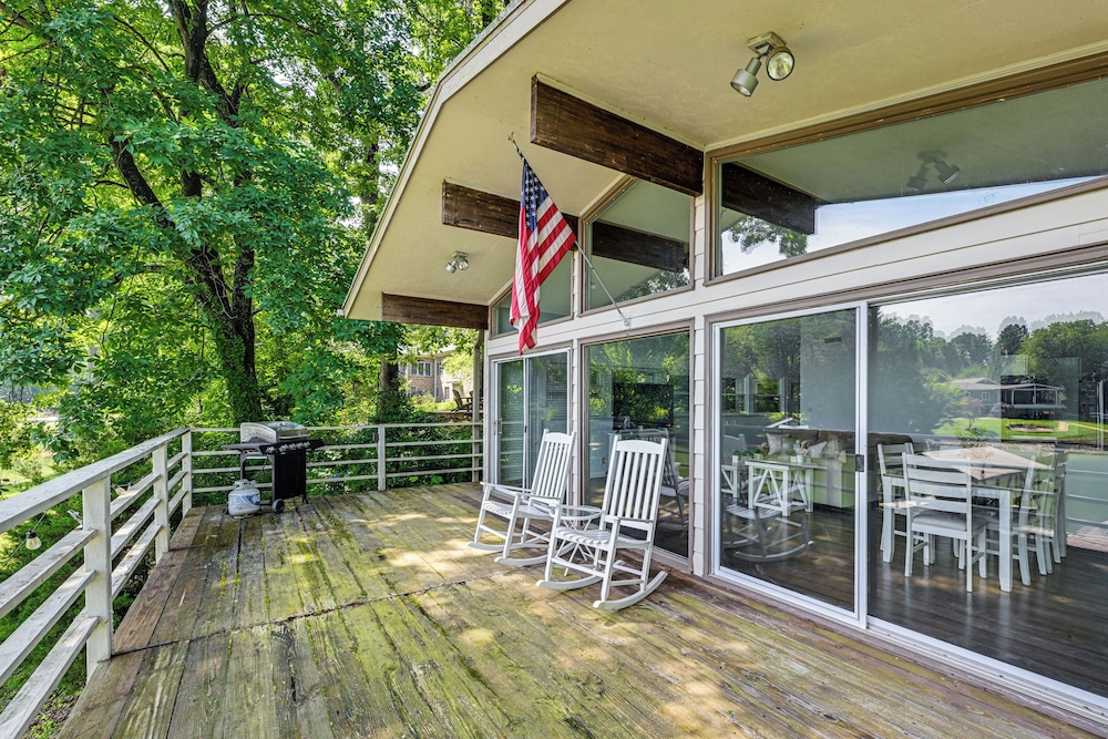 Launch & Dock: Lake Norman Retreat w/ Scenic Deck