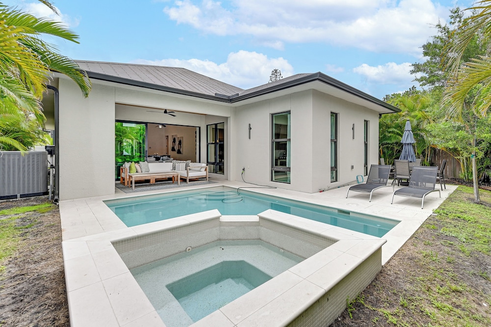 Luxe Outdoor Living: Naples Getaway 2 Mi to Beach!