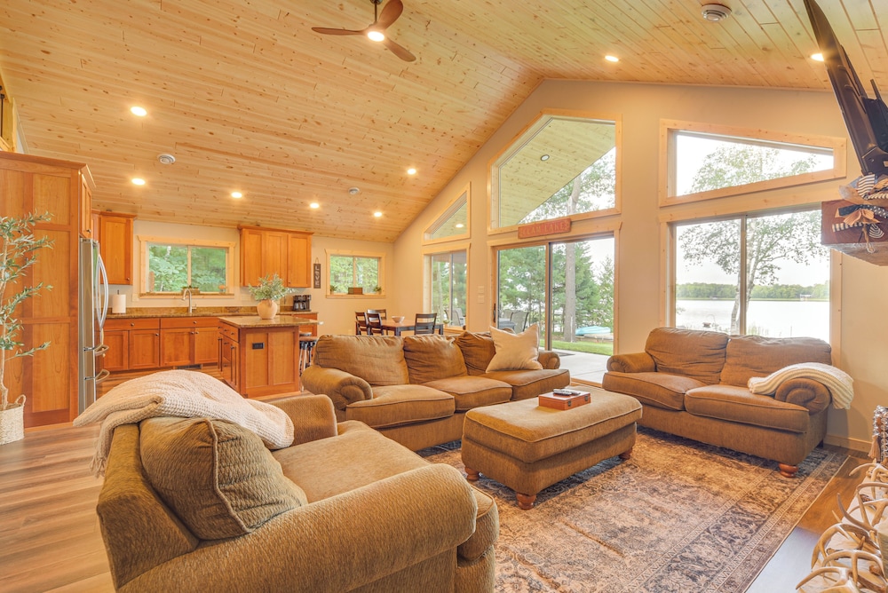 Boat Dock, BBQ & Fireside Fun: Clam Lake Cabin