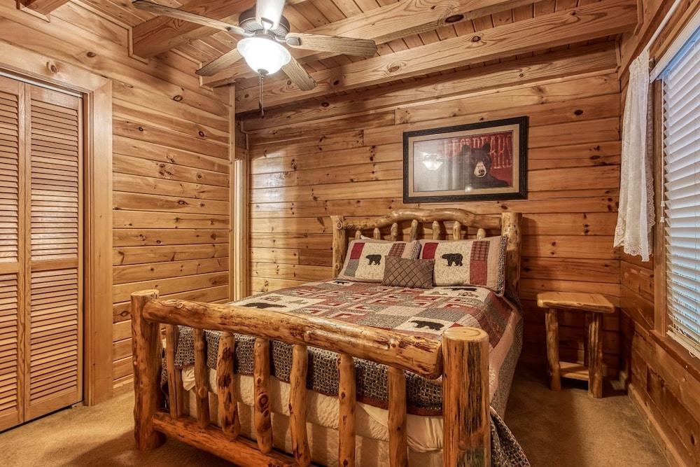 Heavenly Heights - Great Location! Close To All The Action! 2 Bedroom Cabin by Redawning view 4