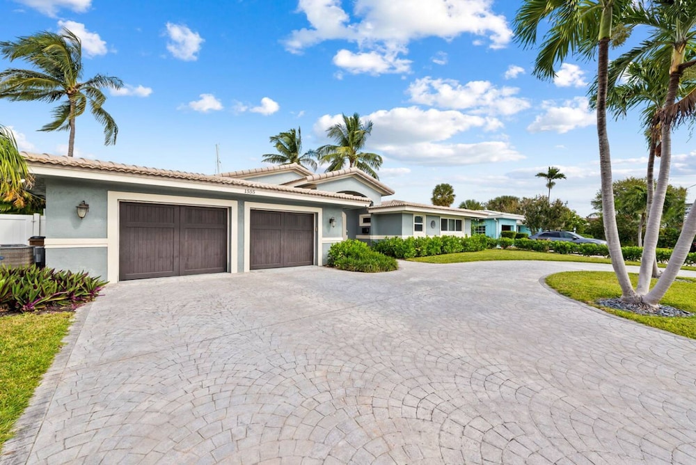Waterfront Oasis Heated Pool Game Room Gym