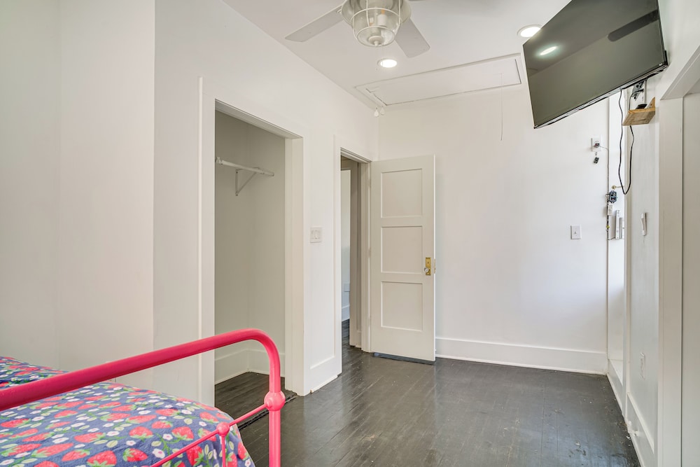 2 Mi to Gator Chateau: Vibrant Home w/ Balcony