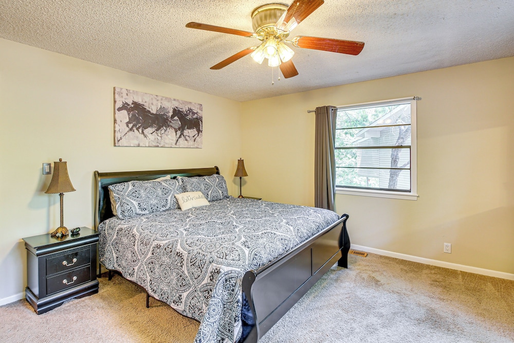 1/2 Mi to Desoto Lake: Hot Springs Village Home