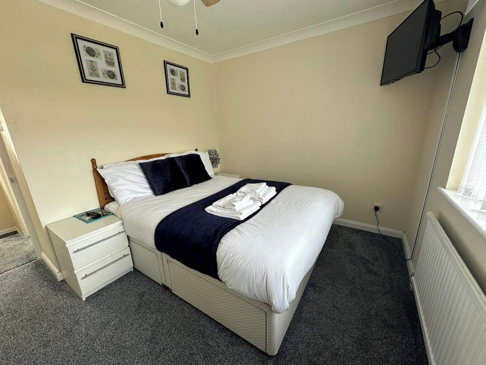 4 Bedroom Seaside House in Clacton-on-sea Sleeps 8