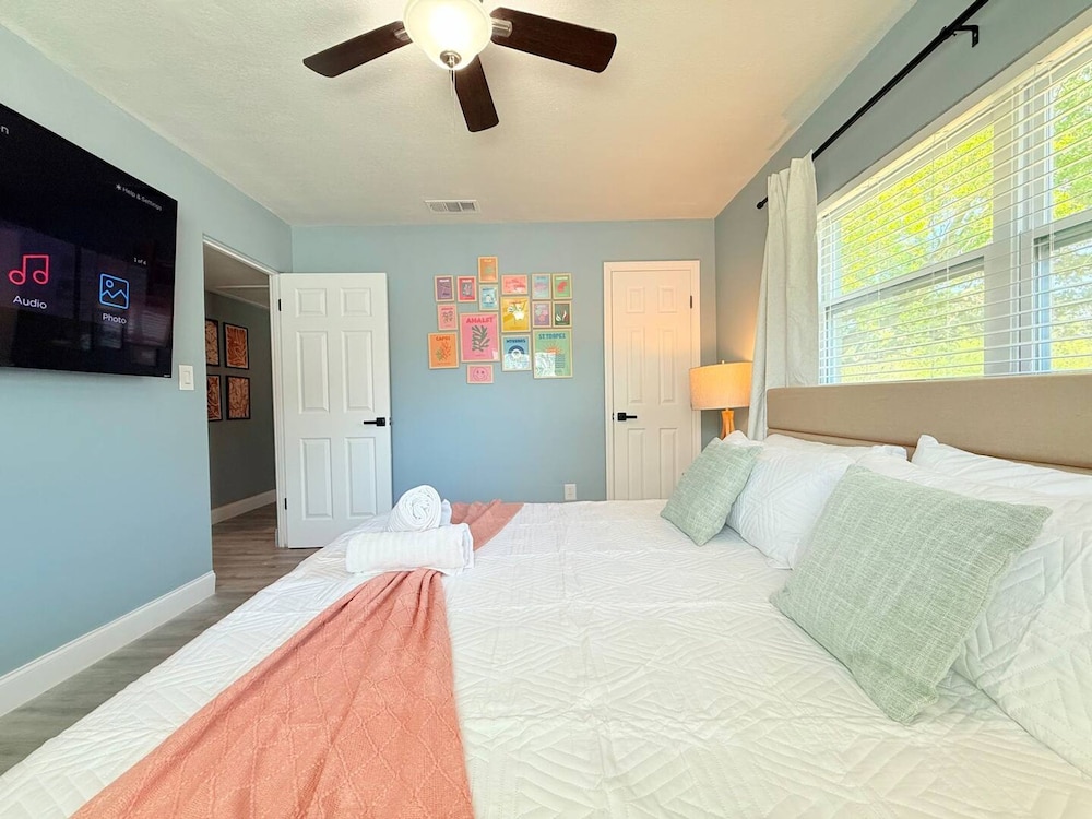 Spacious Modern King bed Game Room More