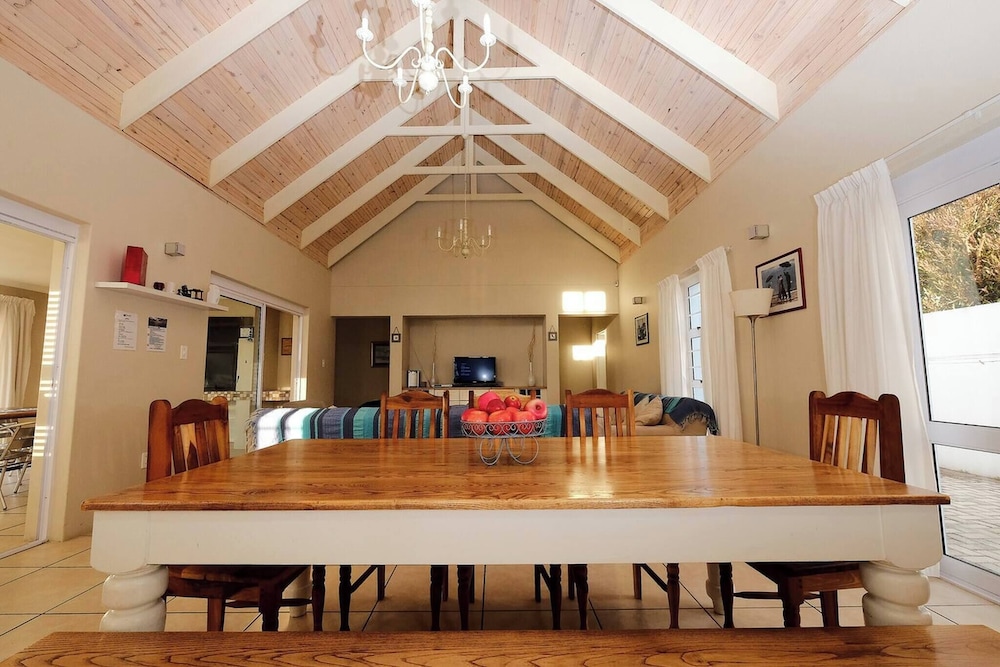 The Pelican - Stunning 3-bedroom Holiday Home in Langebaan