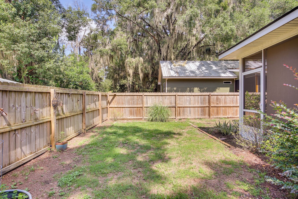 1 Mi to Riverfront: Darien Family Home