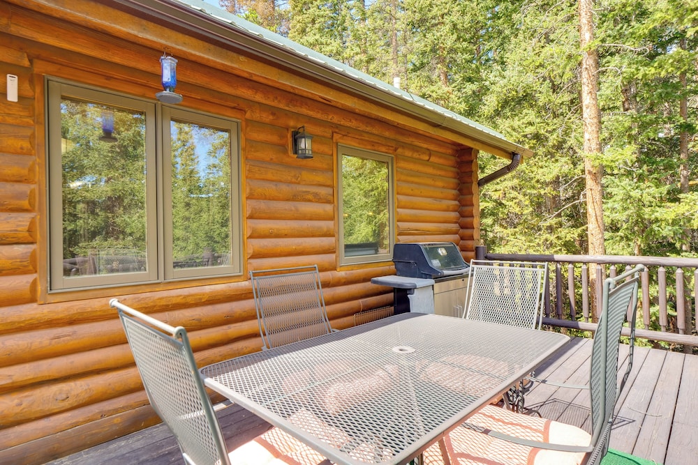 Hot Tub Hideaway w/ Views & Deck in Fairplay!