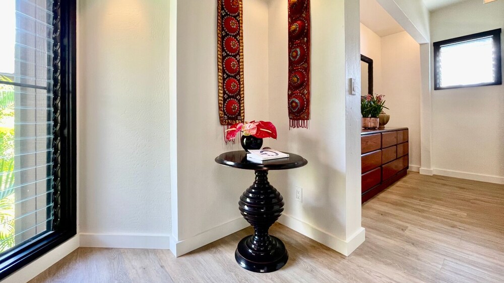 Sophisticated Oceanfront Retreat - Air-conditioned - Walk to Beach - Vrkcv
