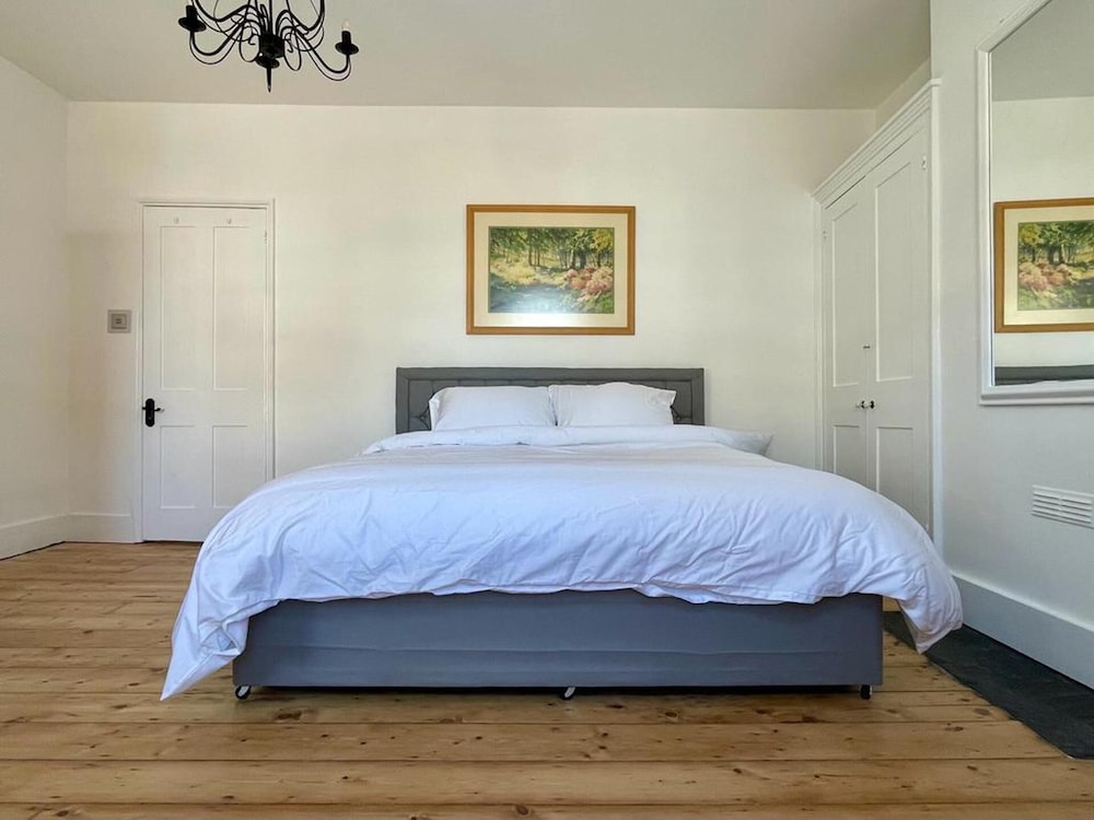 Hastings Stunning Town Centre 2 bed House view 3
