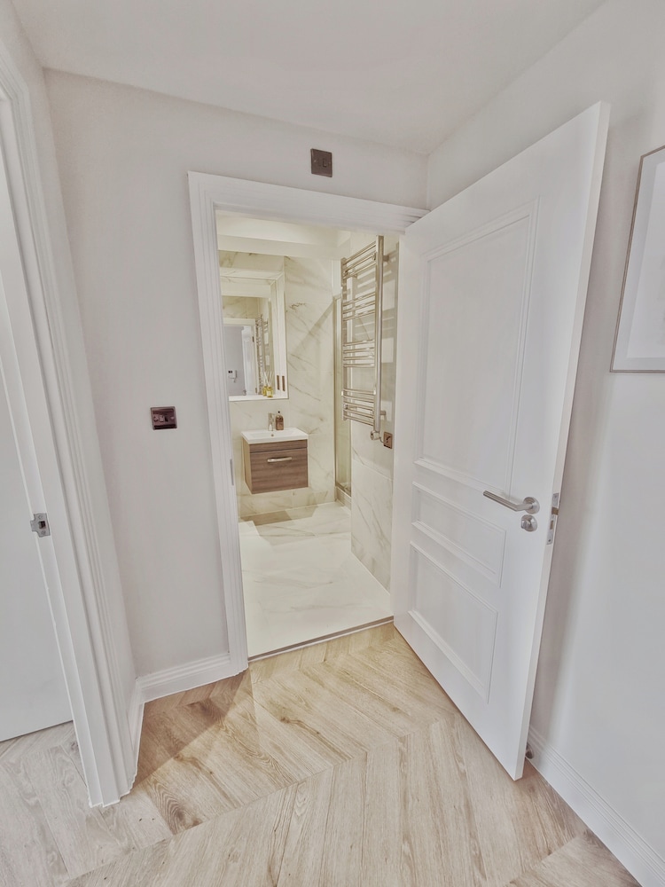 1 Bed Flat - Sleeps 2 - Parking - Wifi