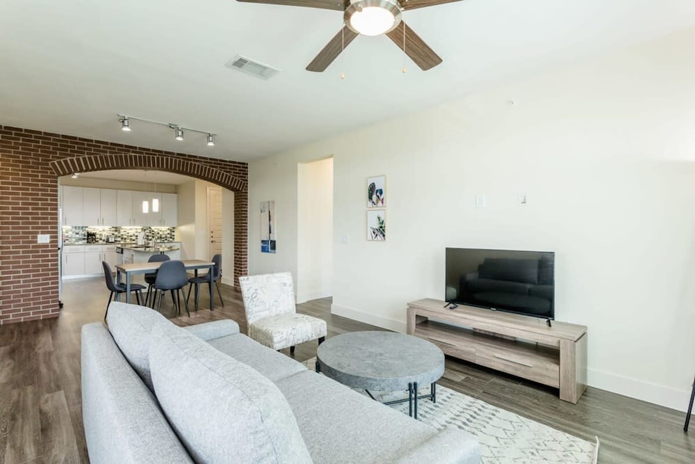 Renew Tanglewood 3-bedroom in Uptown Houston