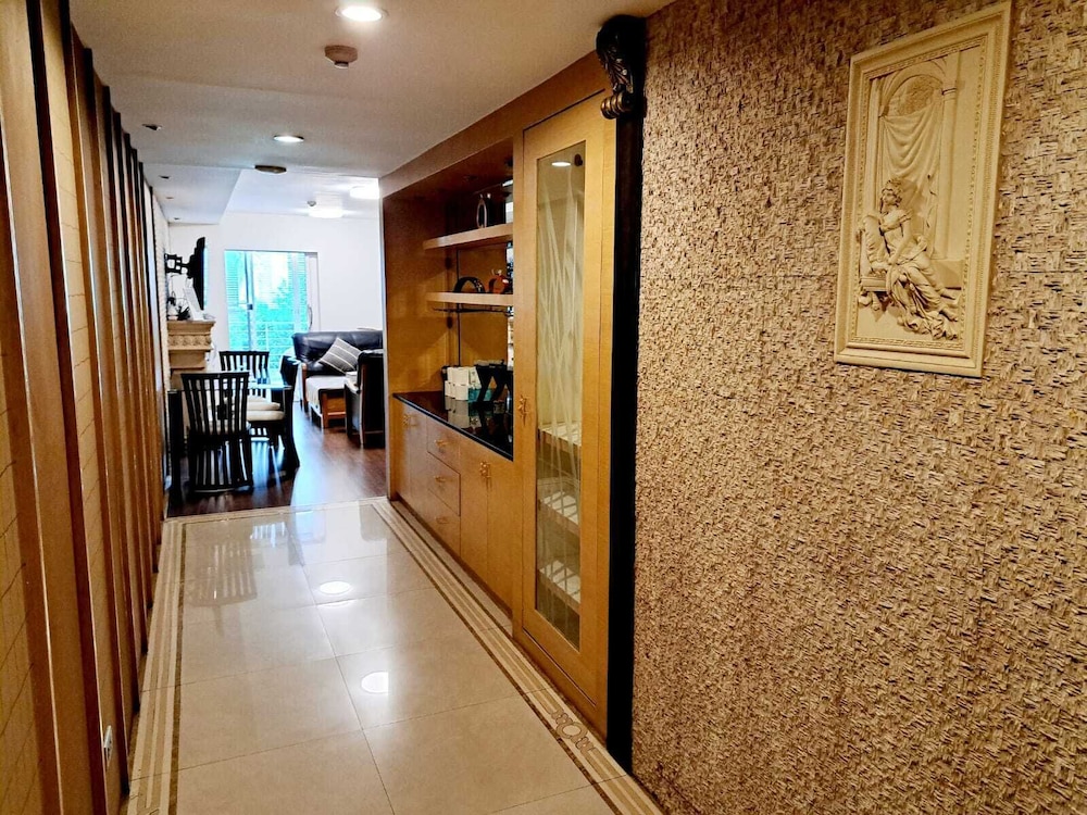 2D - 3 Bedroom Downtown Apartment With Shared Pool