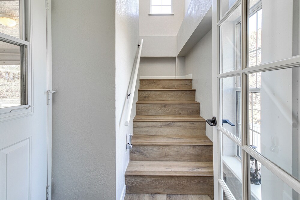 Walk to Dtwn Show Low: Townhome w/ Balcony