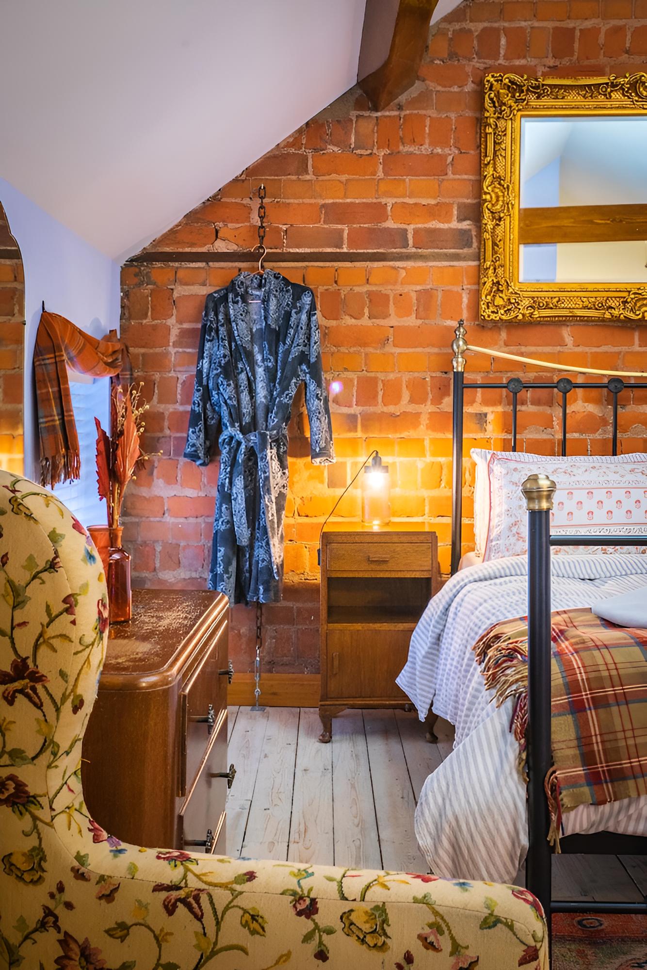 Sorley Boys Snug - Near Museum of Free Derry and Bloody Sunday Memorial view 3