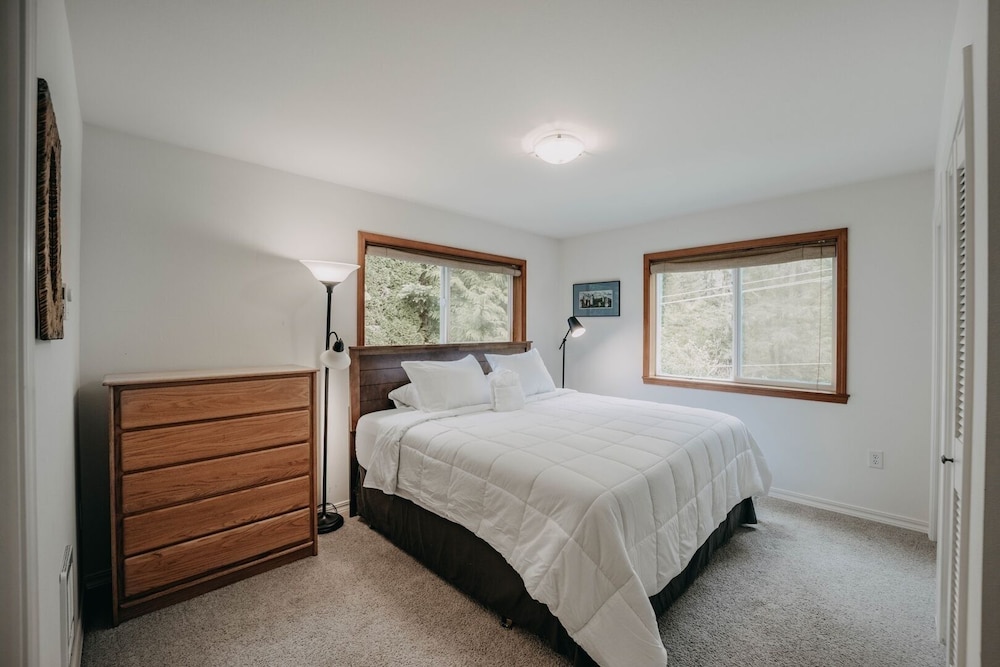 77mbr - Wi-fi - Fireplace - Pets Ok - Bbq 3 Bedroom Cabin by RedAwning