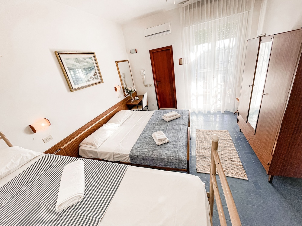 Hotel Sara - 3 Guests Room - n 7 photo 4