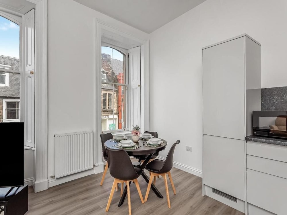 Cosy Apartment - Sleeps 4 & Stunning Views
