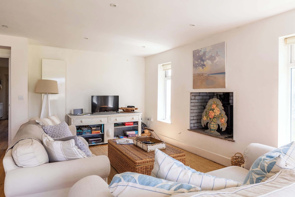 Light-filled Family-friendly Beach House