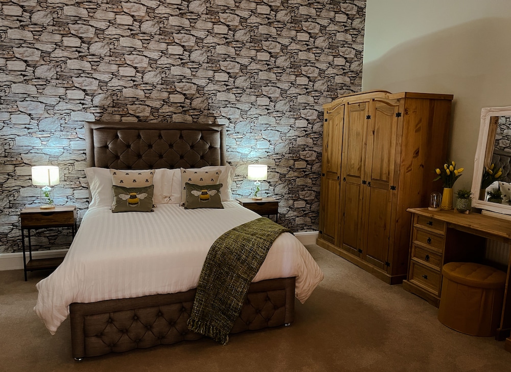 Luxury, Self-contained Country Cottage With View view 4
