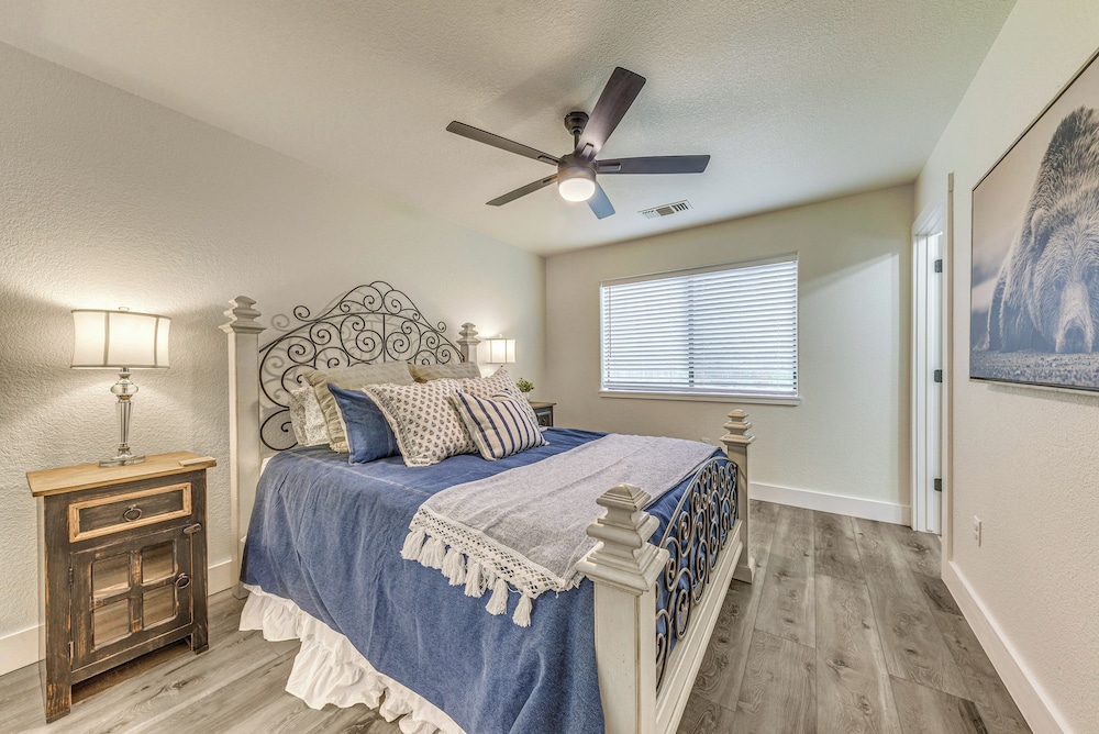 1 Mi to Grindstone Lake: Modern Ruidoso Retreat!