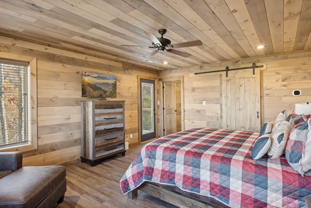 Treehouse Lodge 5 Bedroom Cabin by RedAwning view 3