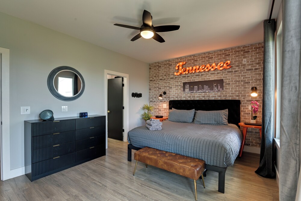 Skyline Views: Nashville Townhome 3 Mi to Broadway