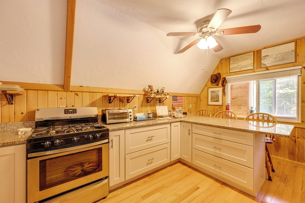 Walk to Beach & Playground: Charming Madison Cabin