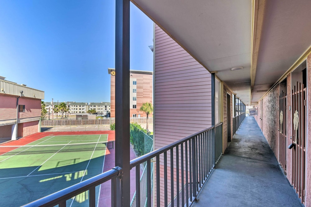 Walk to Galveston Beach: Resort Condo w/ Perks!
