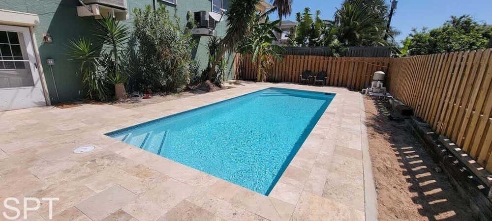 Large 3 Bedr Bay Views Pool Great Deck 3 Bedroom Condo