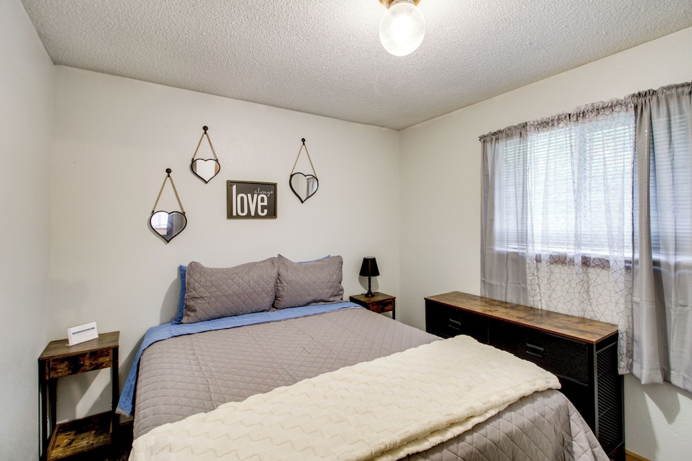 Near Lakes: Updated Family Home w/ Deck in Cushing