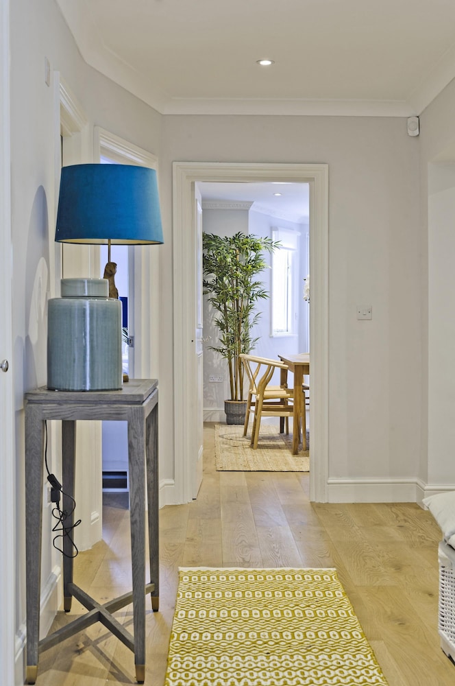 Huge Kensington Garden Flat