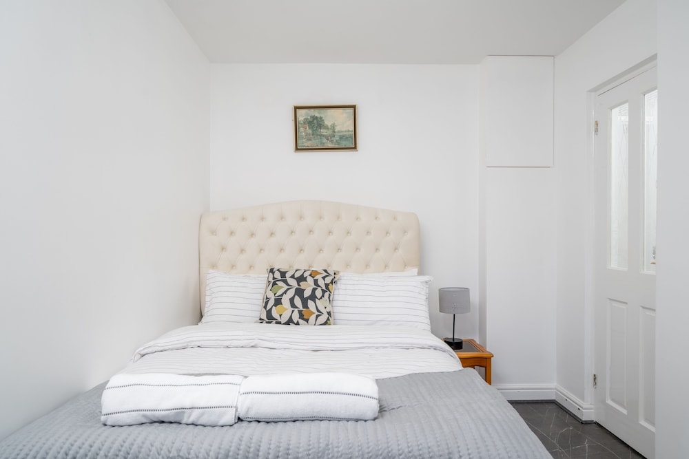 5 Bed House - Sleeps 11 - Garden