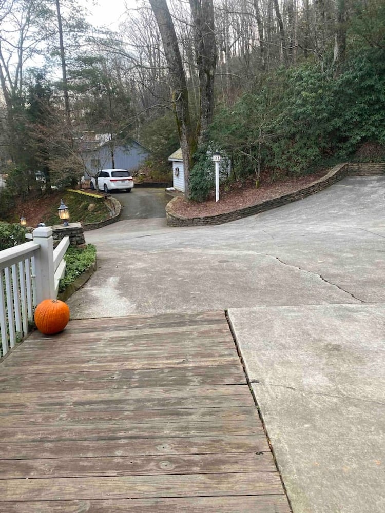 5 BR House- Mt Mitchell Golf Course on the River