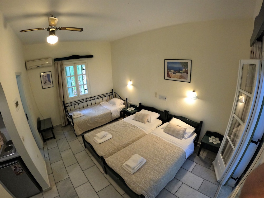 Studios Vrettos Beachfront Hotel