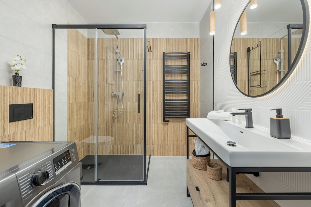 Apartment With Parking by Renters