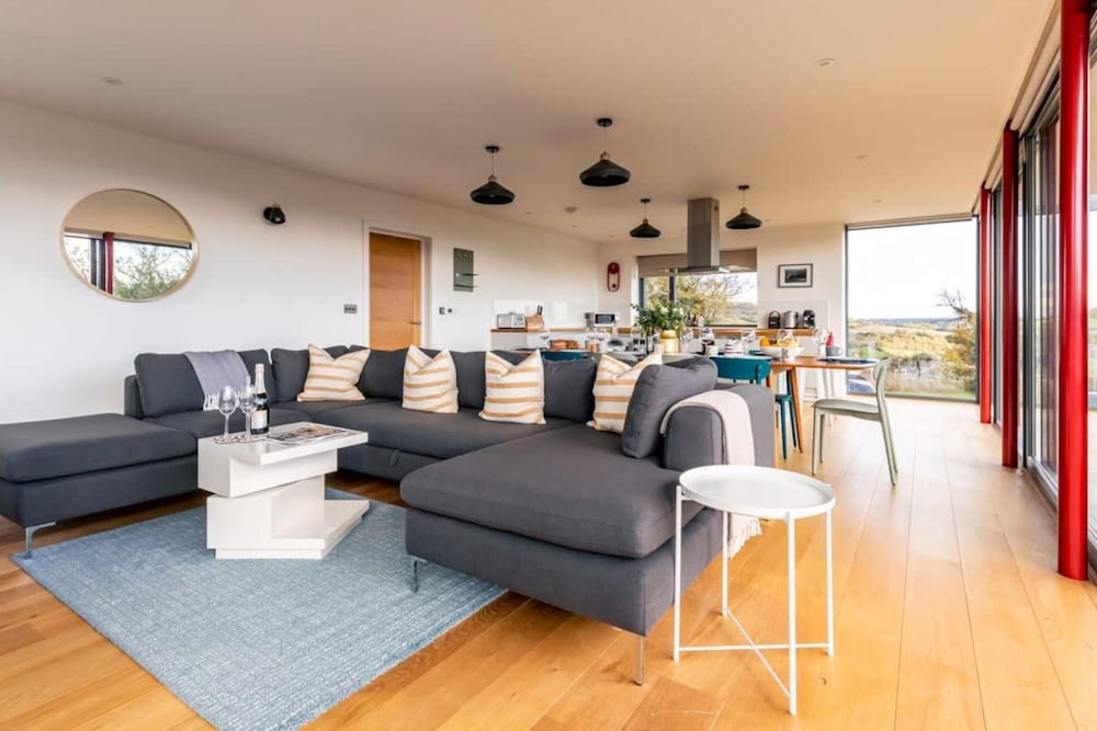 Stunning 5 Bedroom Home With Garden Views view 2