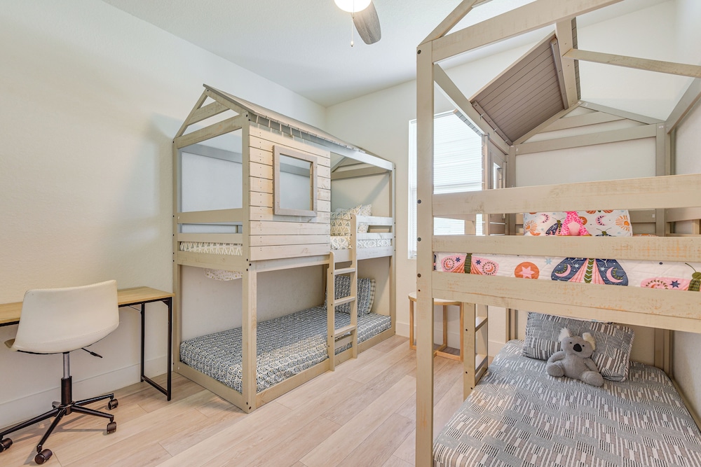 Family-friendly Home: 8 Mi to Warm Mineral Springs