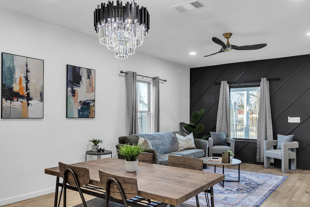 Stylish 4BR Home Mins to Downtown River Walk