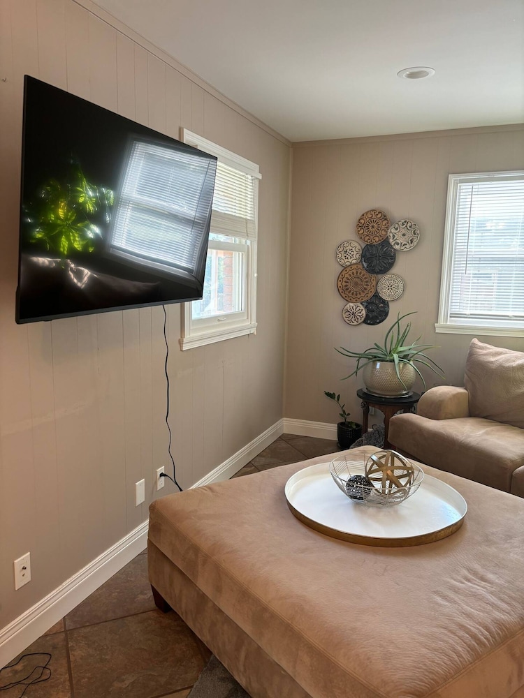 Luxury Modern Stay - 2000 Sqft