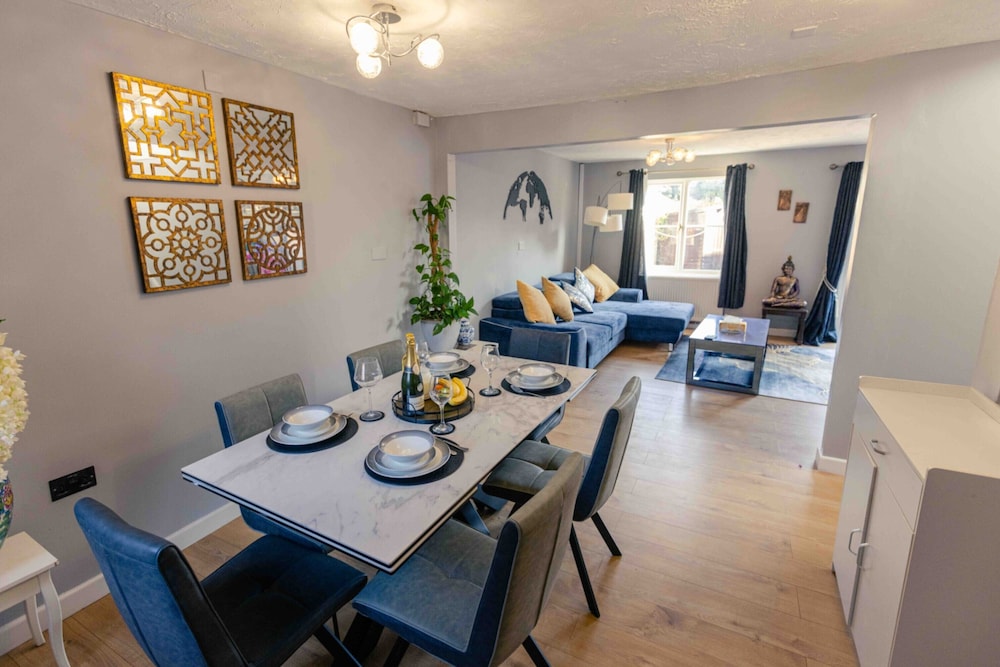 3 Bedrooms - Sleeps 8 - Wifi - 3 Car Parking