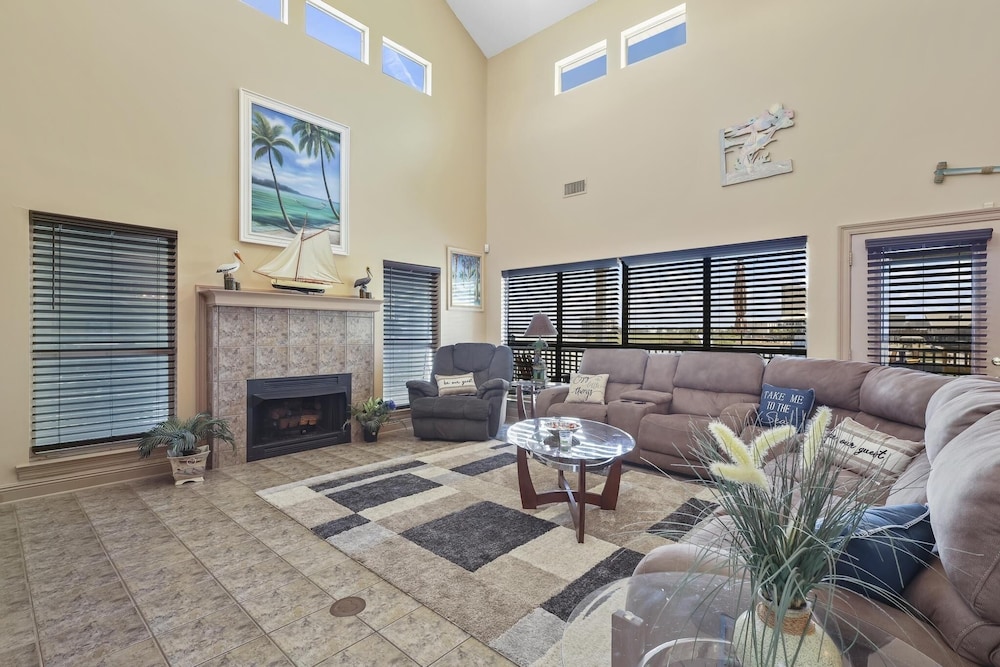 The Pelican 4 Bedroom Home by RedAwning