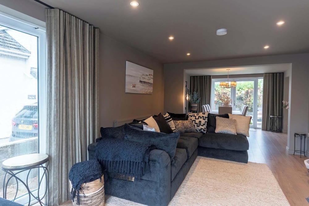 4 Bed Holiday Home by Guestz