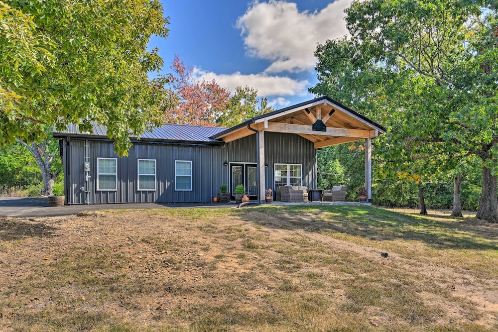 Cozy Tennessee Country Retreat on 5 Acres! view 4