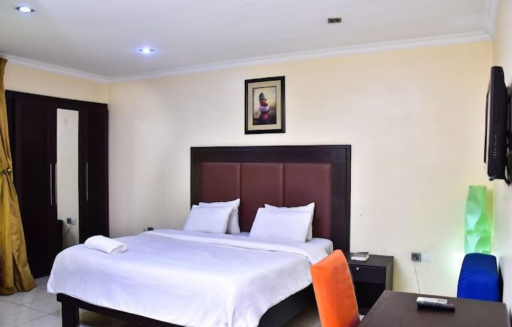 CANDOW HOTEL