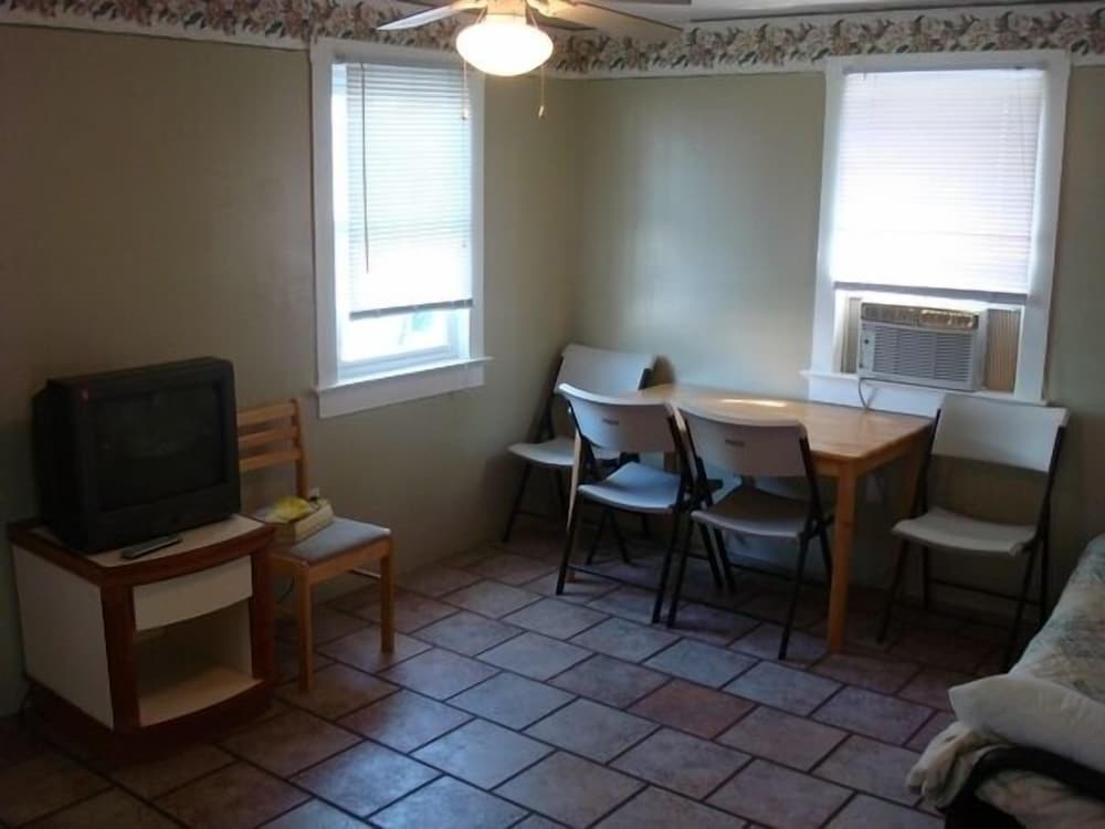 Four Winds Motel