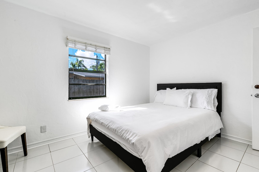 Bungalow With Large Backyard 5 min From Beach
