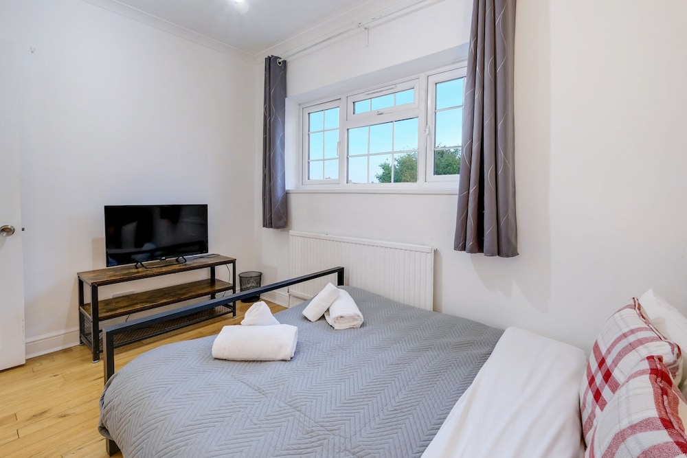 Modern 4 Bedroom Hse Garden in Feltham
