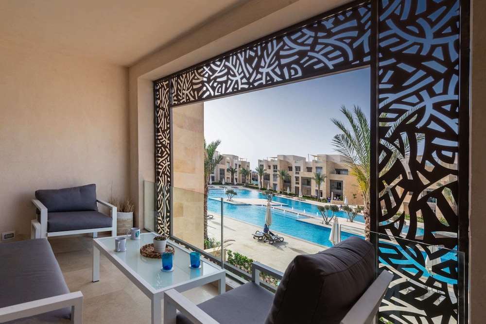 Xuru Stays I Exotic 1bdr w/ Outdoor Terrace Pool & Beach Access